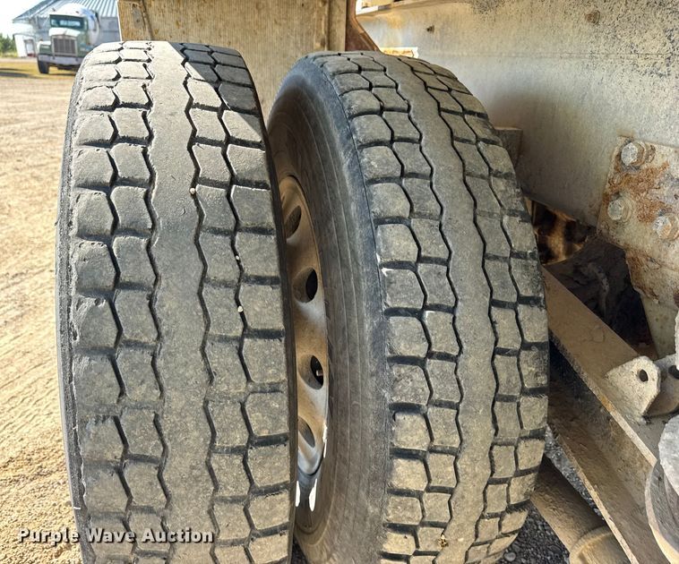 image for item ER0056 2011 Peterbilt 365 ready mix truck