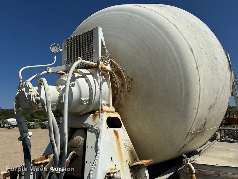 image for item ER0059 2011 Peterbilt 365 ready mix truck