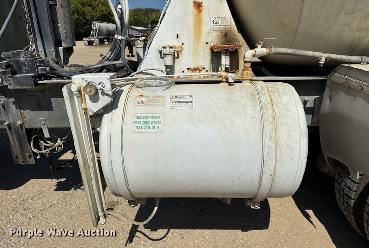 image for item ER0059 2011 Peterbilt 365 ready mix truck