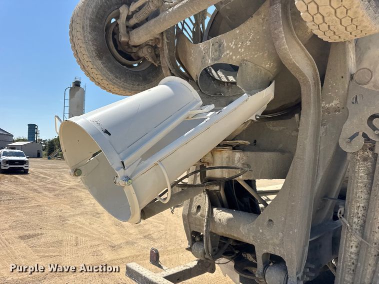 image for item ER0059 2011 Peterbilt 365 ready mix truck