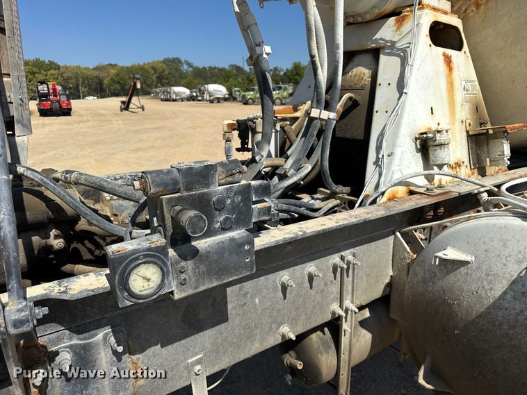 image for item ER0059 2011 Peterbilt 365 ready mix truck