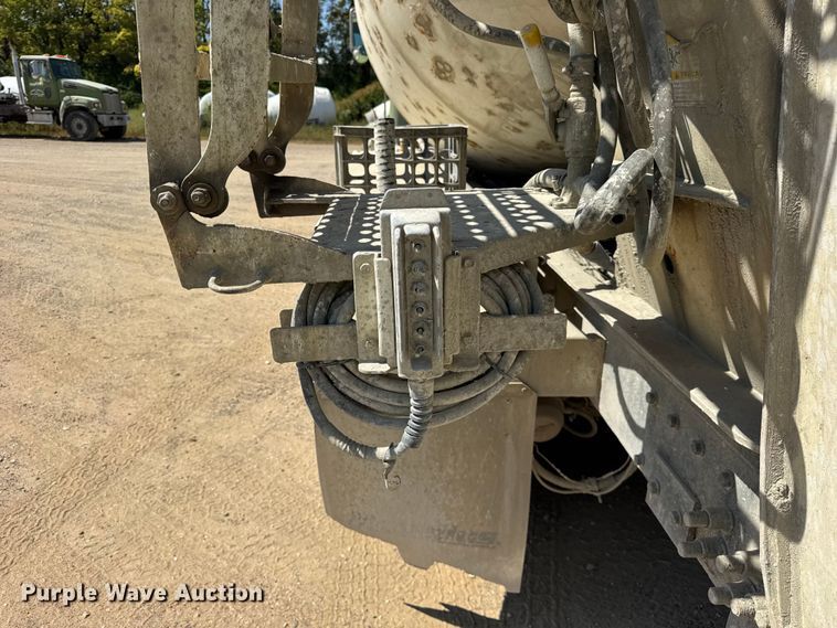 image for item ER0059 2011 Peterbilt 365 ready mix truck