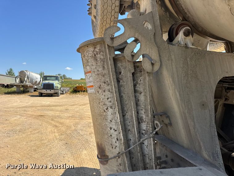 image for item ER0059 2011 Peterbilt 365 ready mix truck