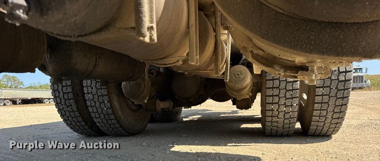 image for item ER0059 2011 Peterbilt 365 ready mix truck