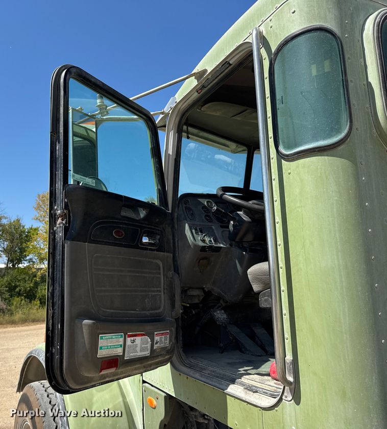 image for item ER0059 2011 Peterbilt 365 ready mix truck