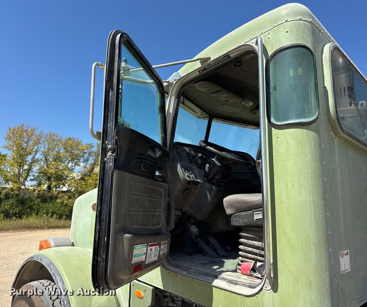 image for item ER0059 2011 Peterbilt 365 ready mix truck