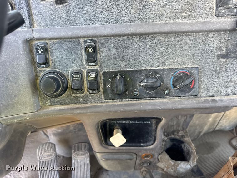 image for item ER0059 2011 Peterbilt 365 ready mix truck