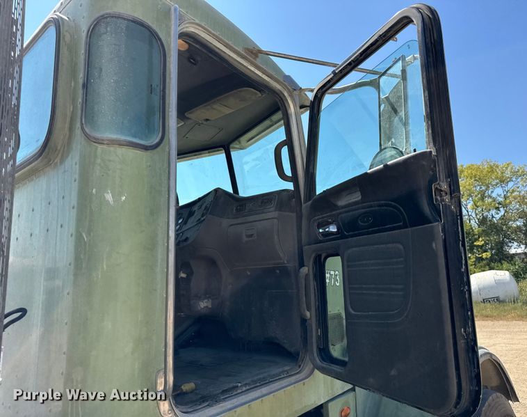 image for item ER0059 2011 Peterbilt 365 ready mix truck