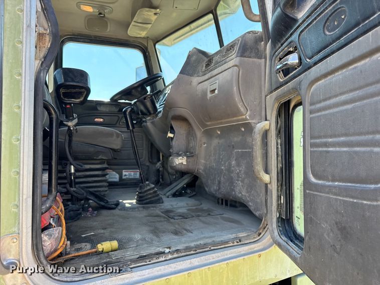 image for item ER0059 2011 Peterbilt 365 ready mix truck