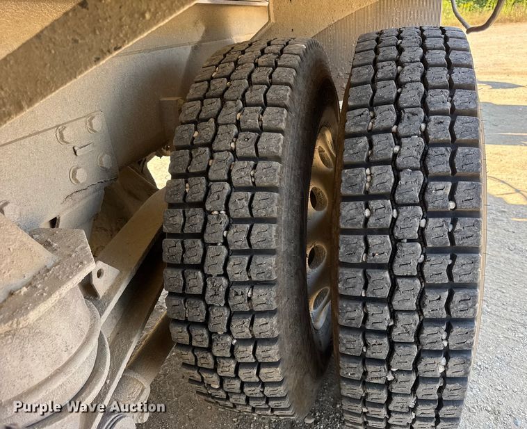 image for item ER0059 2011 Peterbilt 365 ready mix truck