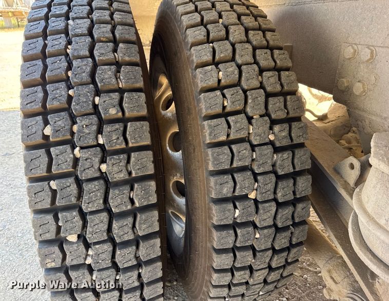 image for item ER0059 2011 Peterbilt 365 ready mix truck