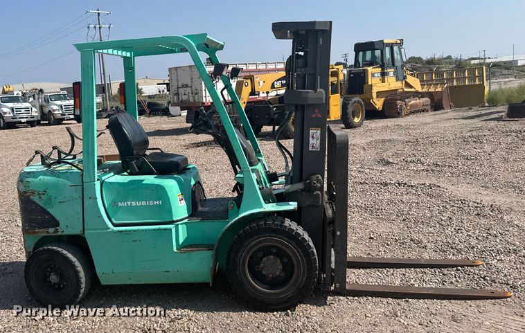 image for item ER2382 2001 Mitsubishi FG30K forklift