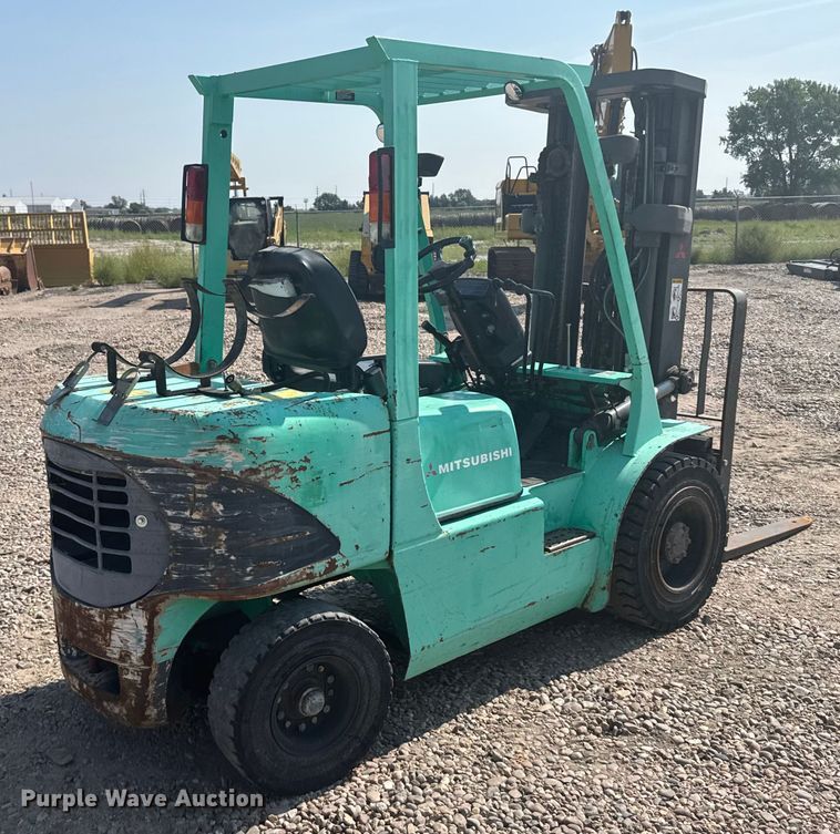 image for item ER2382 2001 Mitsubishi FG30K forklift