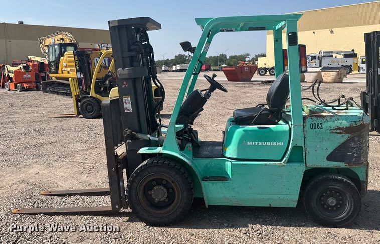 image for item ER2382 2001 Mitsubishi FG30K forklift