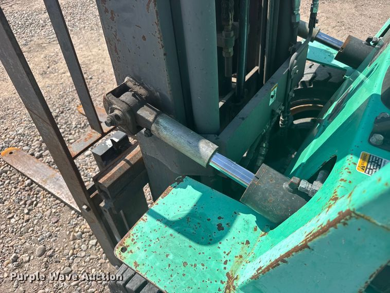 image for item ER2382 2001 Mitsubishi FG30K forklift