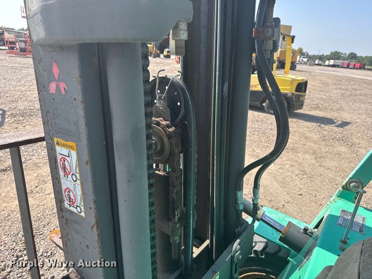 image for item ER2382 2001 Mitsubishi FG30K forklift