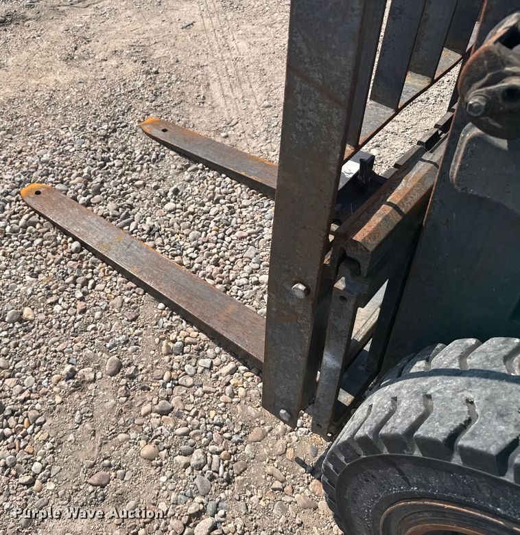 image for item ER2382 2001 Mitsubishi FG30K forklift