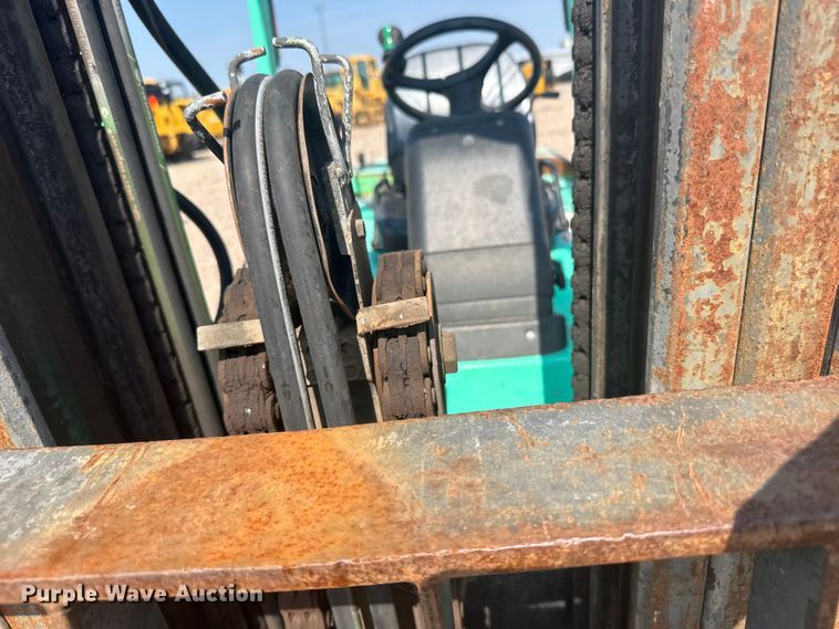 image for item ER2382 2001 Mitsubishi FG30K forklift