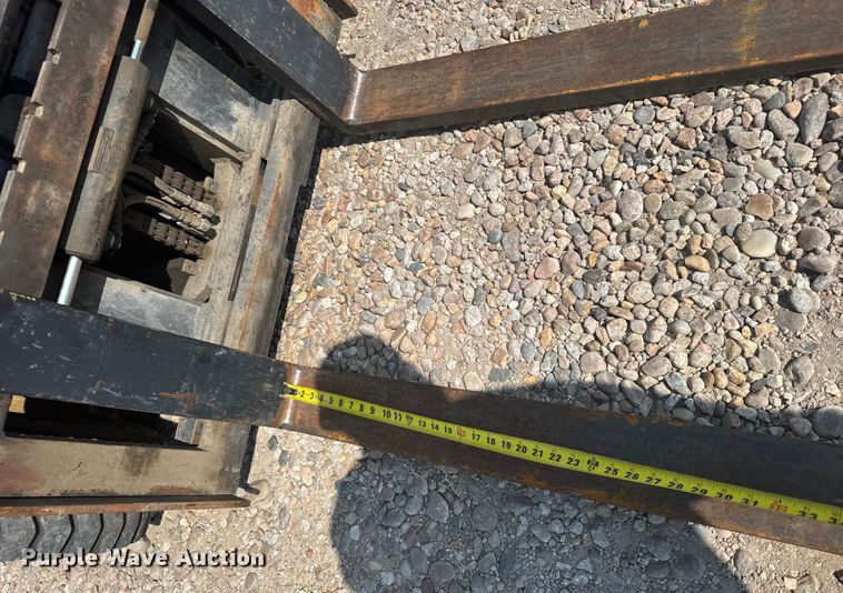 image for item ER2382 2001 Mitsubishi FG30K forklift