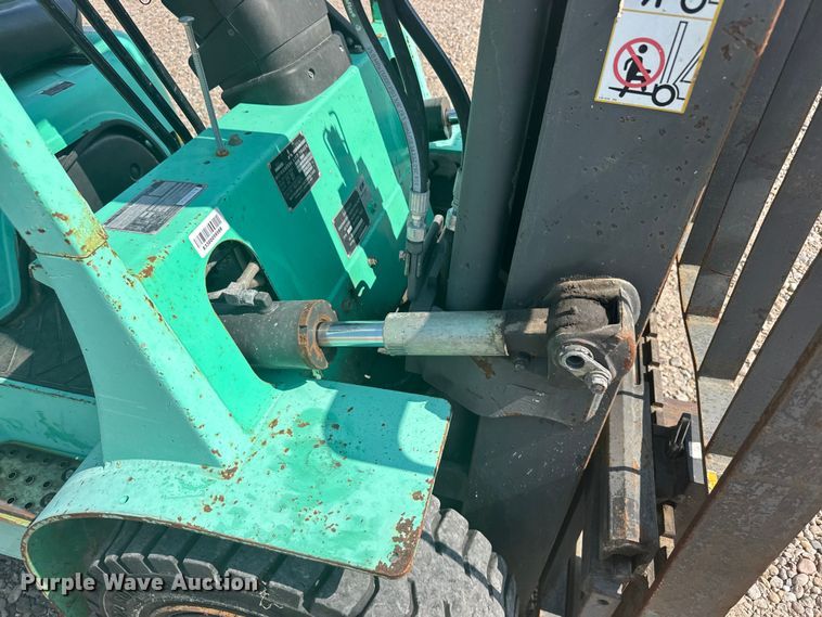 image for item ER2382 2001 Mitsubishi FG30K forklift