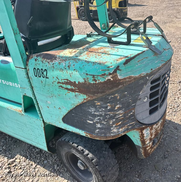 image for item ER2382 2001 Mitsubishi FG30K forklift