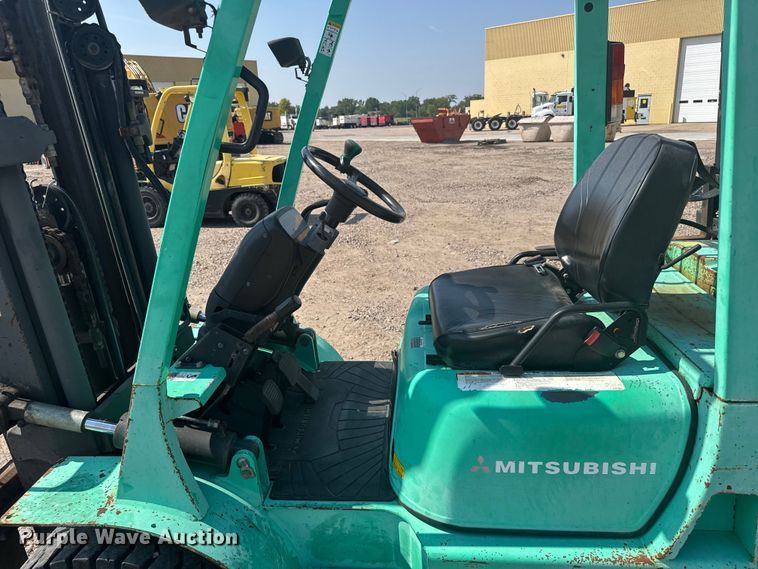 image for item ER2382 2001 Mitsubishi FG30K forklift