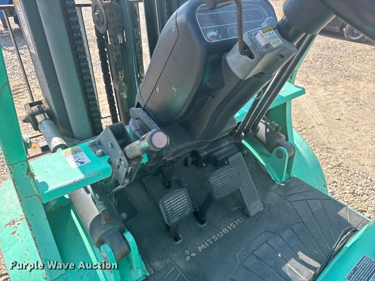 image for item ER2382 2001 Mitsubishi FG30K forklift