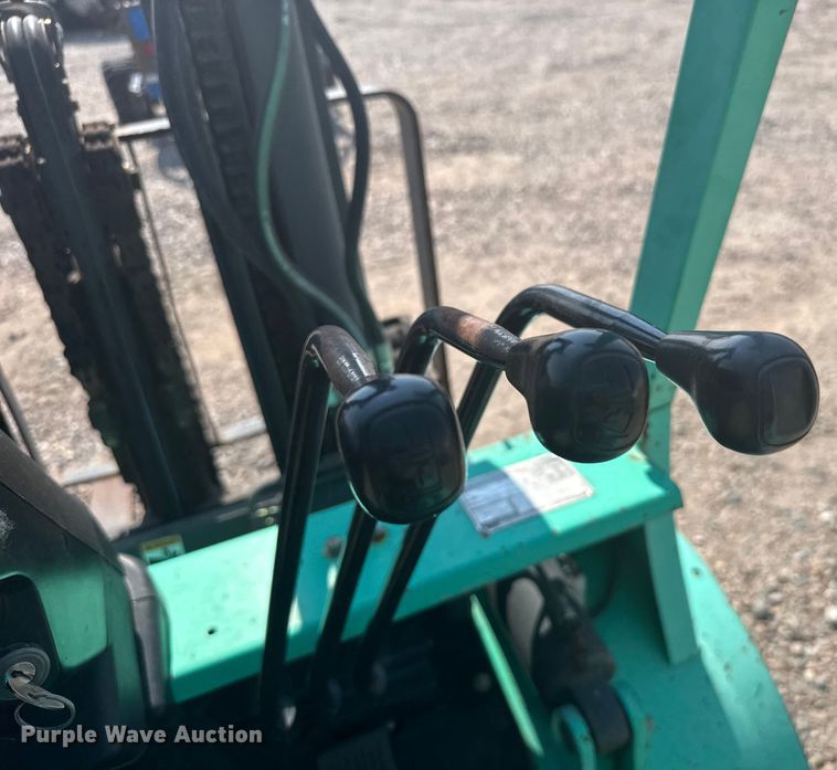 image for item ER2382 2001 Mitsubishi FG30K forklift