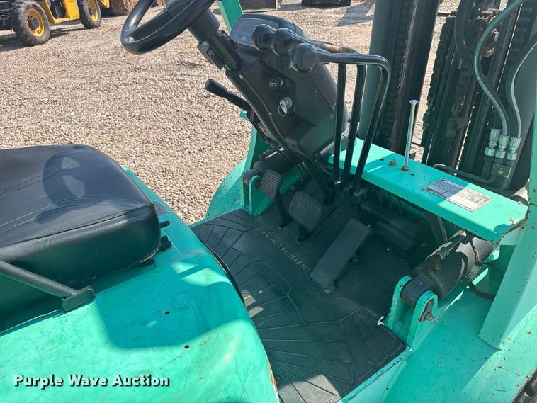 image for item ER2382 2001 Mitsubishi FG30K forklift