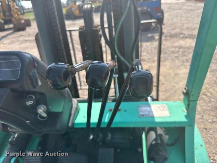 image for item ER2382 2001 Mitsubishi FG30K forklift