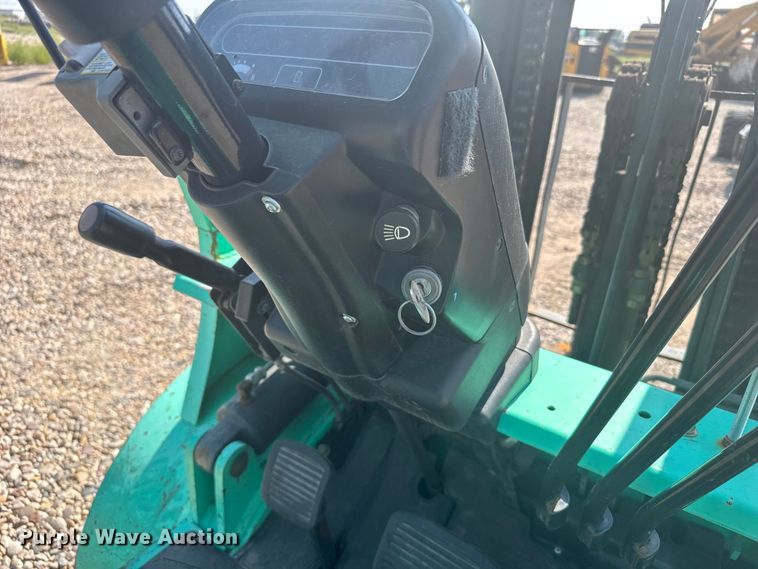 image for item ER2382 2001 Mitsubishi FG30K forklift