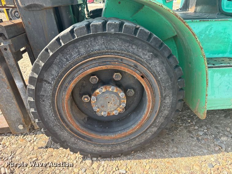 image for item ER2382 2001 Mitsubishi FG30K forklift