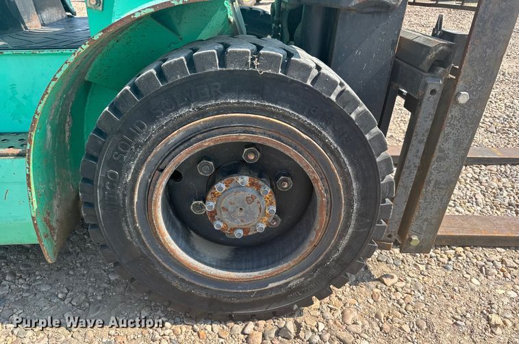 image for item ER2382 2001 Mitsubishi FG30K forklift