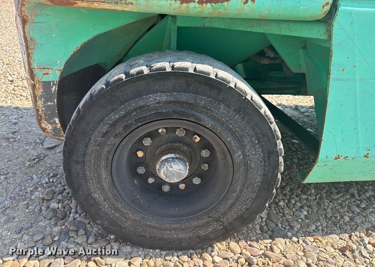 image for item ER2382 2001 Mitsubishi FG30K forklift