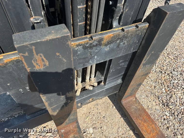 image for item ER2383 2010 Hyster 120 forklift