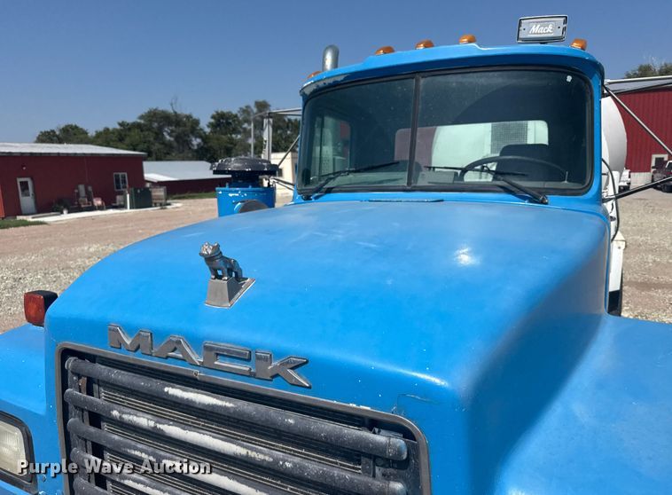 image for item ER2385 1997 Mack ready mix truck