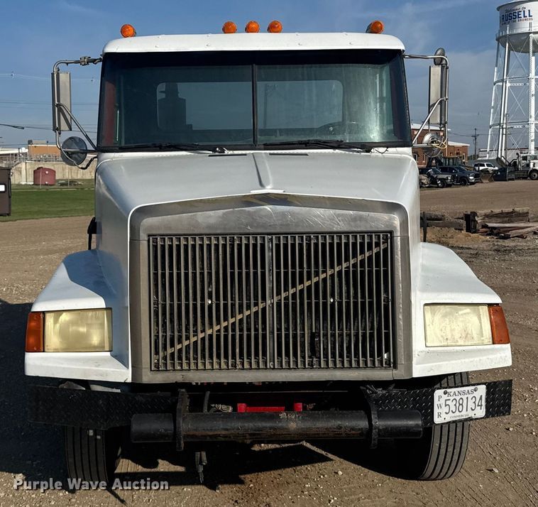 image for item ER2398 1990 Volvo GM WG64T semi truck