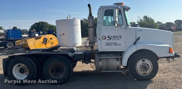 image for item ER2398 1990 Volvo GM WG64T semi truck