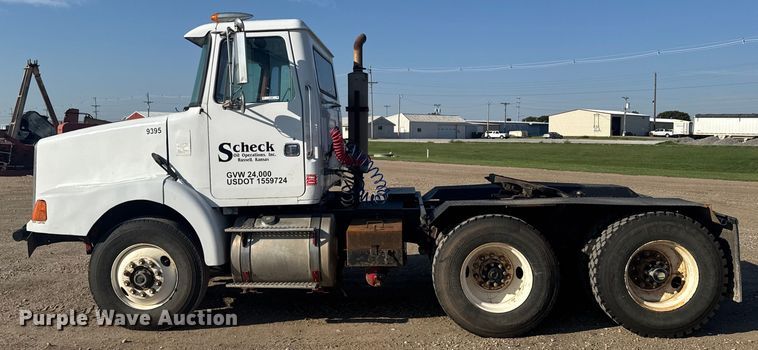 image for item ER2398 1990 Volvo GM WG64T semi truck