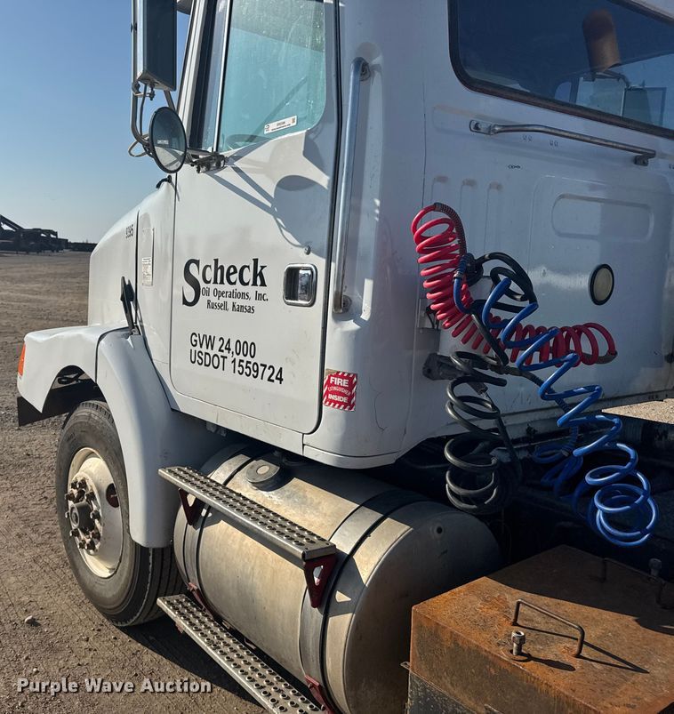 image for item ER2398 1990 Volvo GM WG64T semi truck