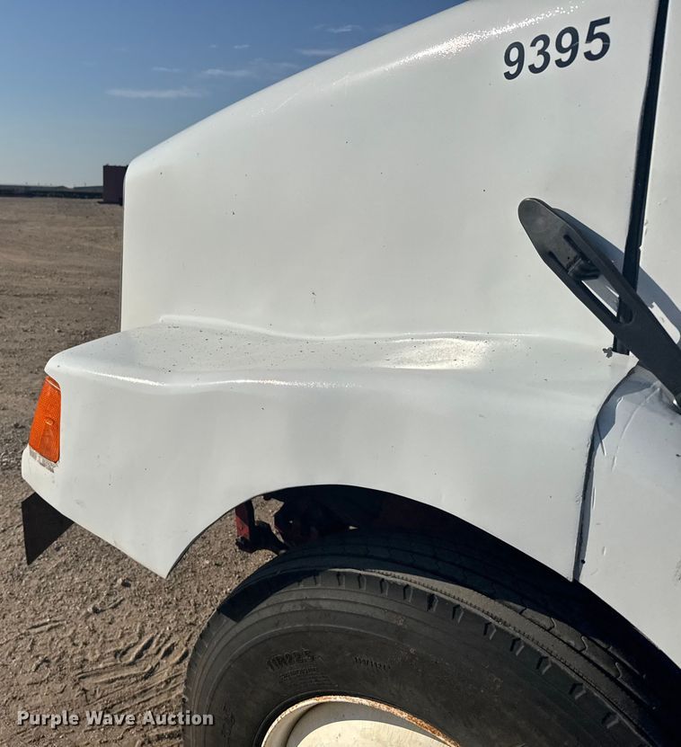 image for item ER2398 1990 Volvo GM WG64T semi truck