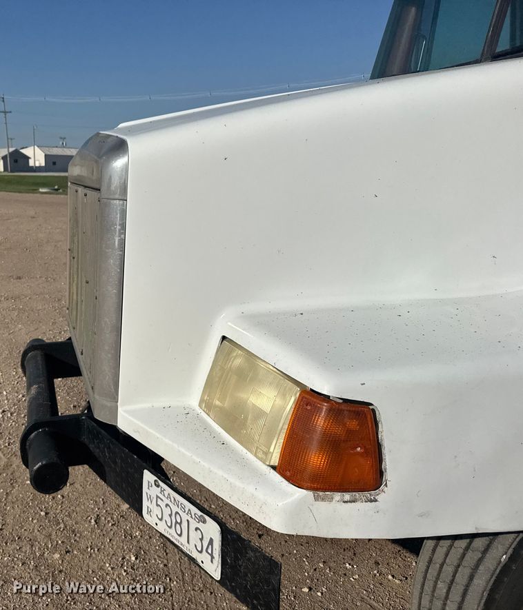 image for item ER2398 1990 Volvo GM WG64T semi truck