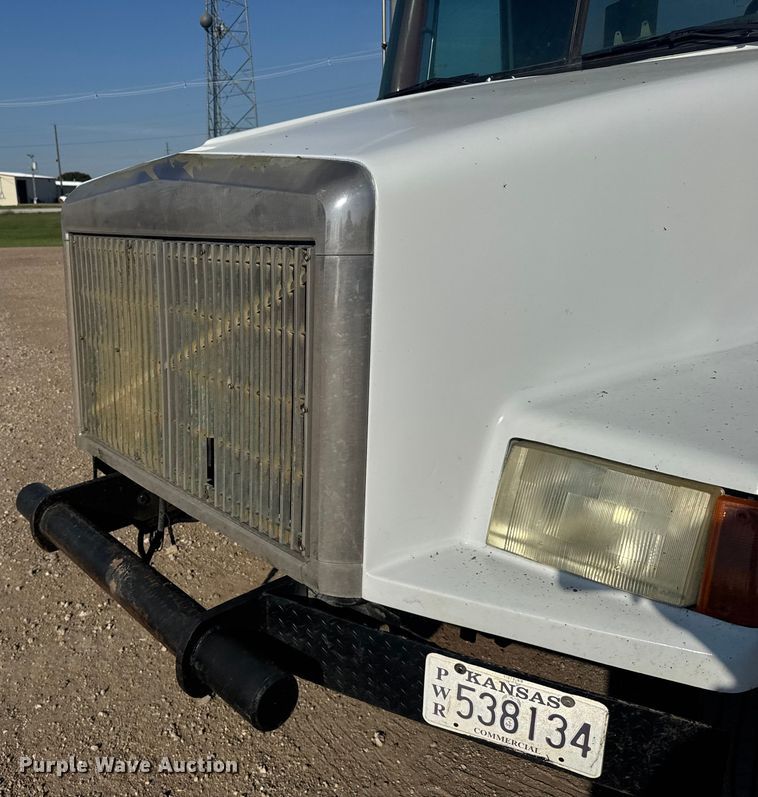 image for item ER2398 1990 Volvo GM WG64T semi truck