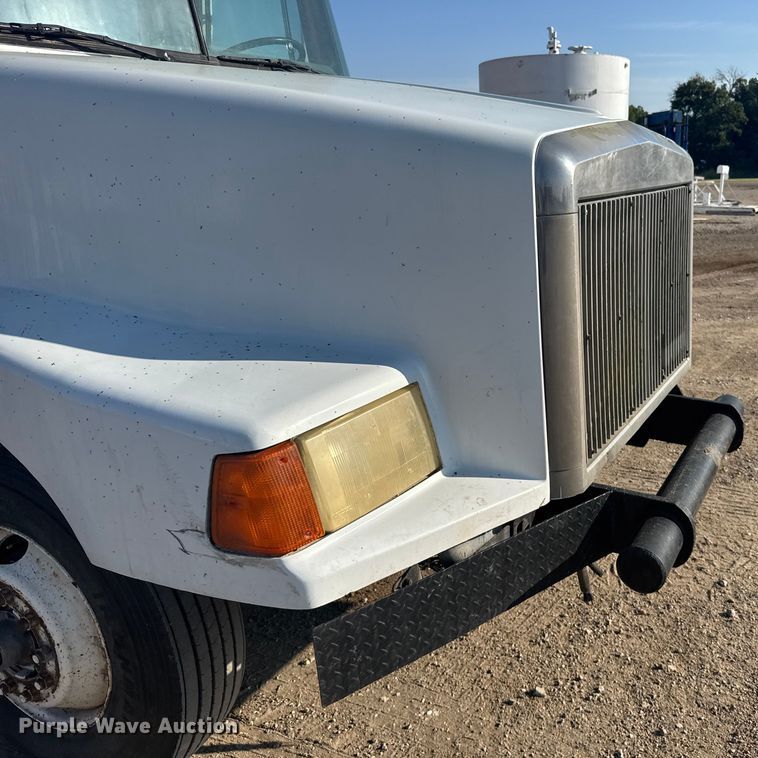 image for item ER2398 1990 Volvo GM WG64T semi truck