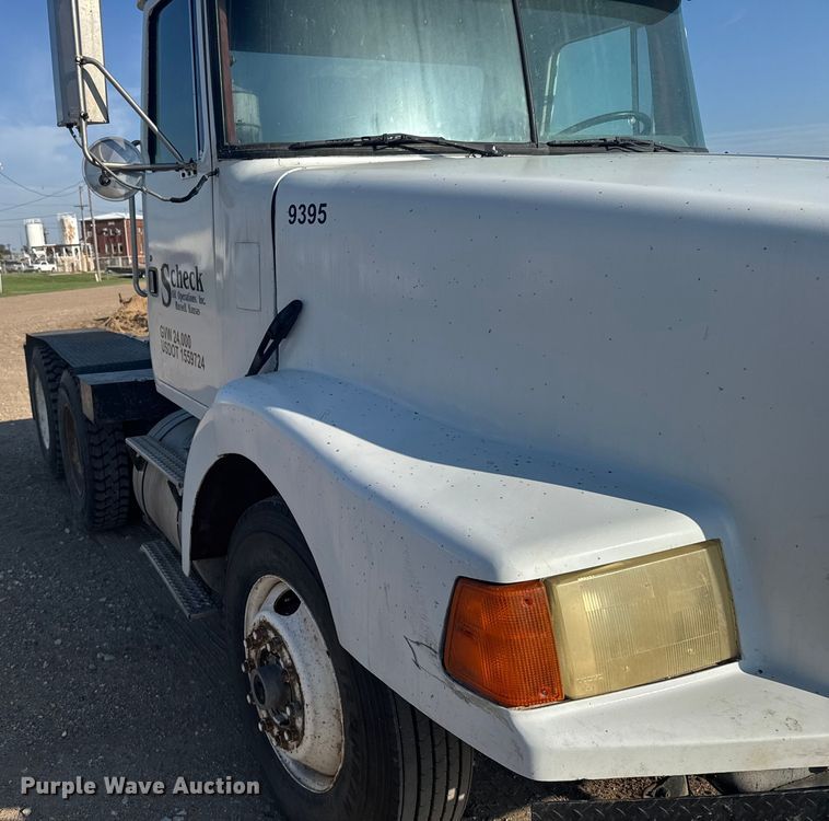 image for item ER2398 1990 Volvo GM WG64T semi truck