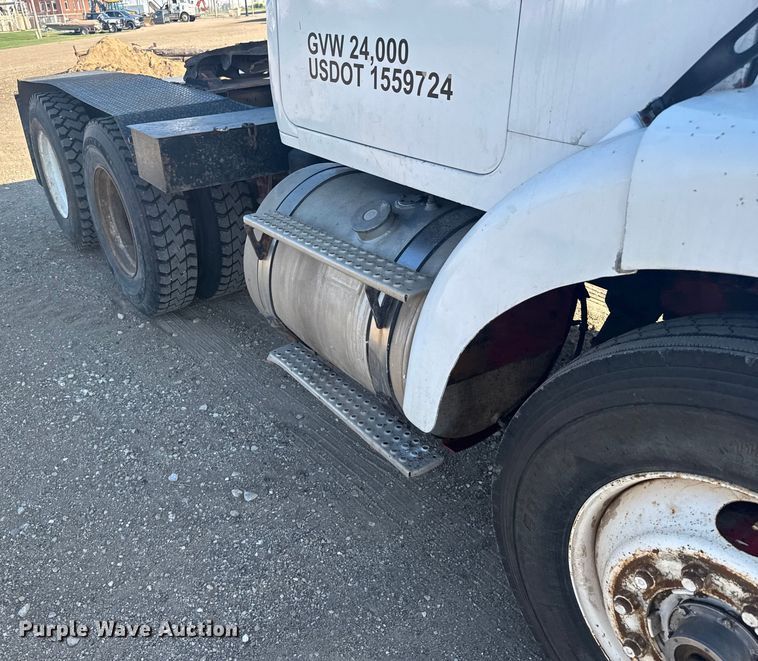 image for item ER2398 1990 Volvo GM WG64T semi truck