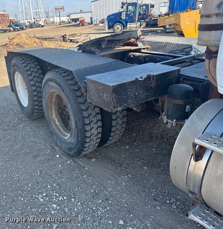 image for item ER2398 1990 Volvo GM WG64T semi truck