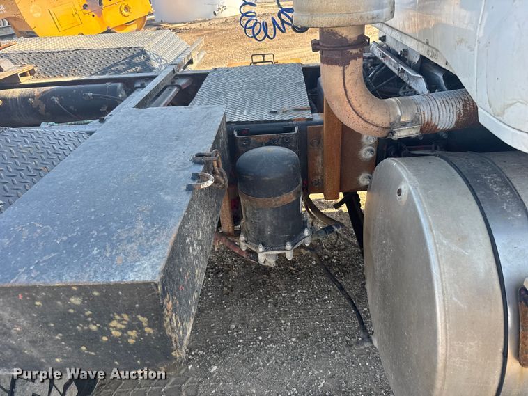 image for item ER2398 1990 Volvo GM WG64T semi truck