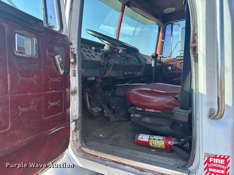 image for item ER2398 1990 Volvo GM WG64T semi truck