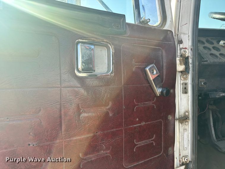 image for item ER2398 1990 Volvo GM WG64T semi truck